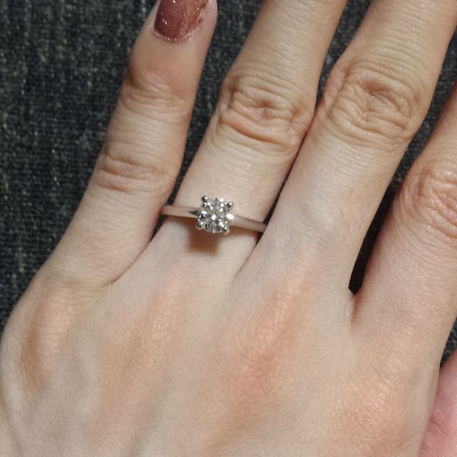 【デビアス(DE BEERS)の口コミ】 ダイヤモンドといえば「デビアス」というイメージがあり、婚約指輪はデビ…