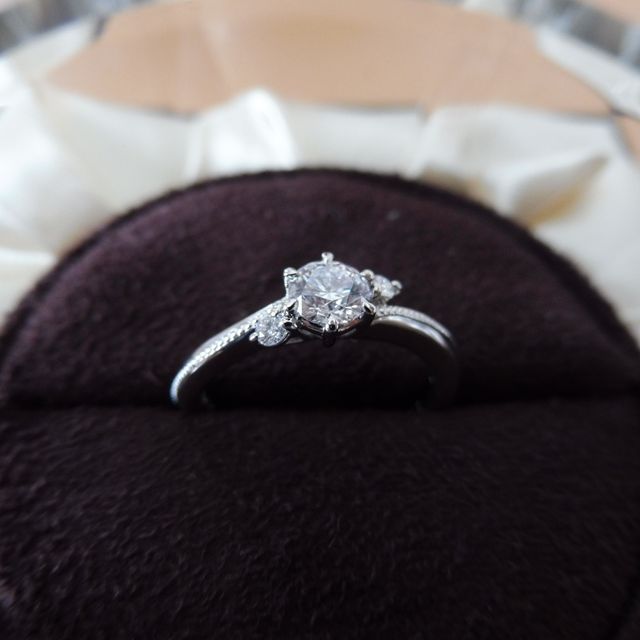 【JEWELRY  KAMATA(ジュエリーかまた)の口コミ】 見た目が可愛くて、一目惚れしました！
サイドにもダイアモンドがついてい…