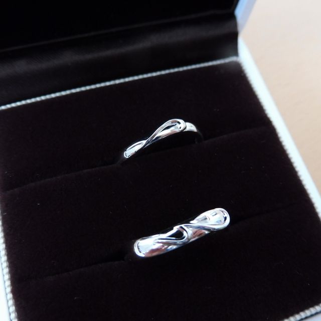 【JEWELRY  KAMATA(ジュエリーかまた)の口コミ】 さり気なく相手のイニシャルがデザインされていて、2人の指輪を重ねると♡…