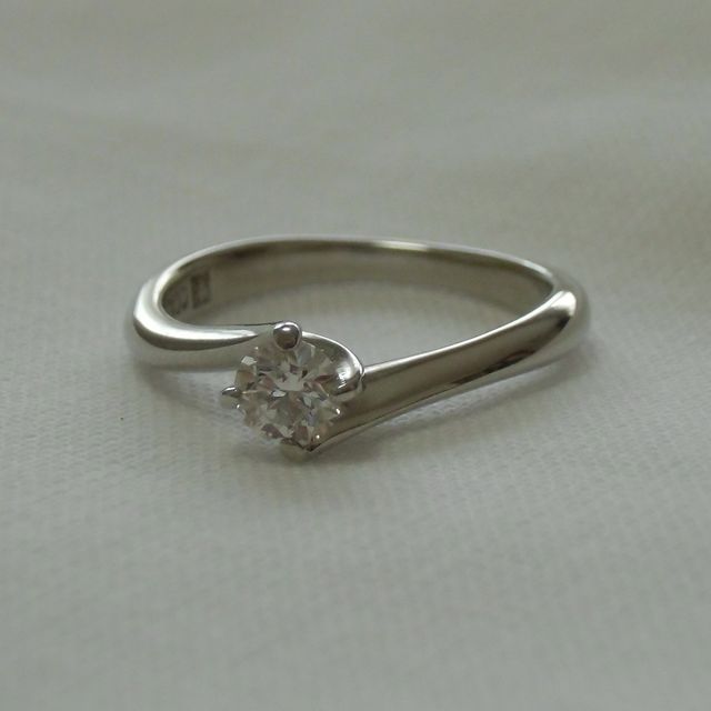 【俄(にわか)の口コミ】 滑らかな曲線の指輪がダイヤモンドを守っているような形が素敵だと思いま…