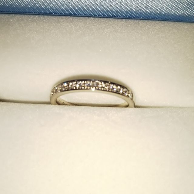 【GALA JEWELRY(ガラジュエリー)の口コミ】 他の大粒なダイヤモンドも検討した時に、さりげないけれど輝きがきれいで…