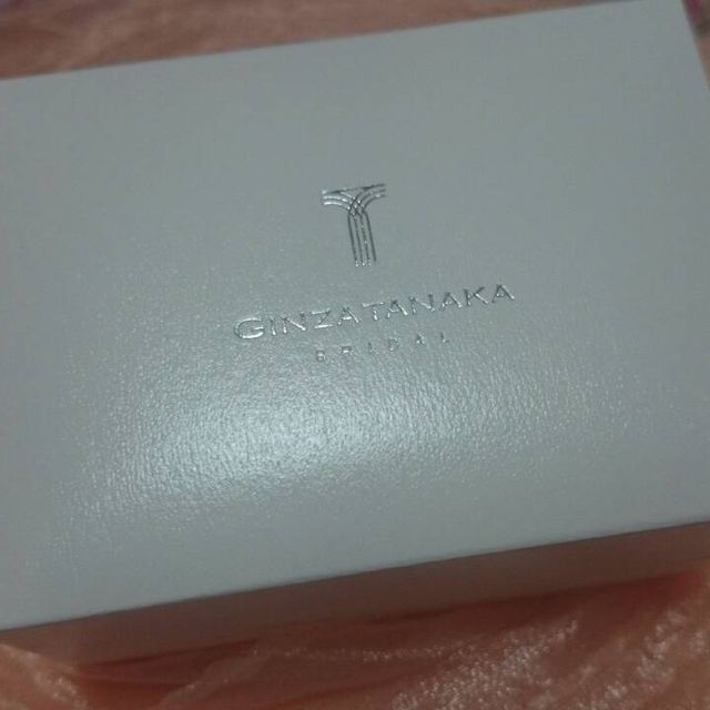 【ギンザタナカブライダル(GINZA TANAKA BRIDAL)の口コミ】 リングサイドだけでなく3面にダイヤが埋め込まれているので
どこの角度か…