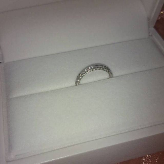 【ギンザタナカブライダル(GINZA TANAKA BRIDAL)の口コミ】 リングサイドだけでなく3面にダイヤが埋め込まれているので
どこの角度か…