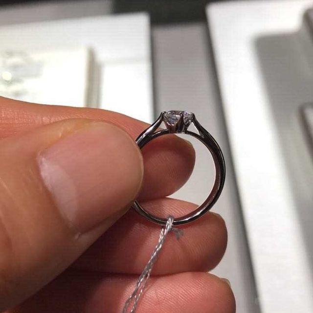 【アイプリモ(I-PRIMO)の口コミ】 一粒ダイヤで探していたのですが、横からのフォルムがきれいなものが多く…