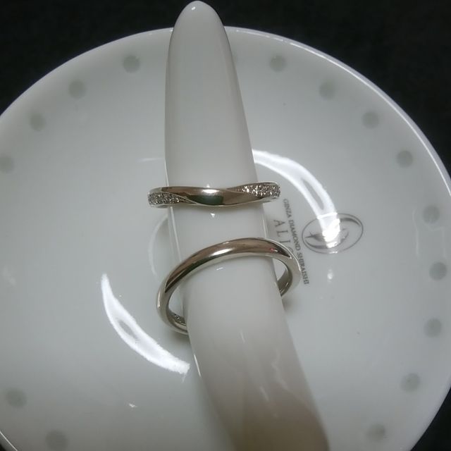【銀座ダイヤモンドシライシの口コミ】 ダイヤモンドが両サイドから流れるような上品なデザインが気に入りました…