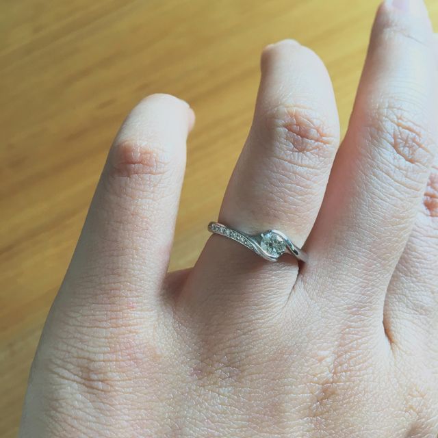 【俄(にわか)の口コミ】 私が婚約指輪を選ぶ際にこだわった点は&rdquo;ダイヤが突出していないデザ…