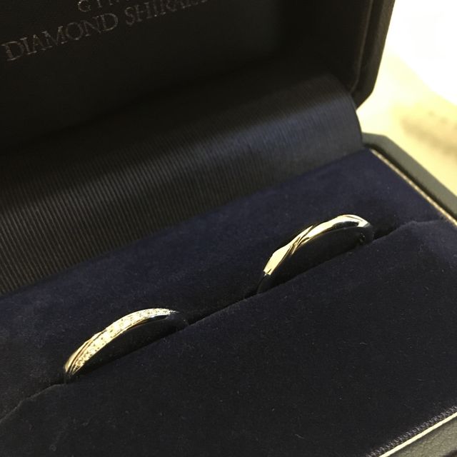 【銀座ダイヤモンドシライシの口コミ】 ぱっと見でとても気に入りました。流れ星が流れるようなダイヤの配置や男…