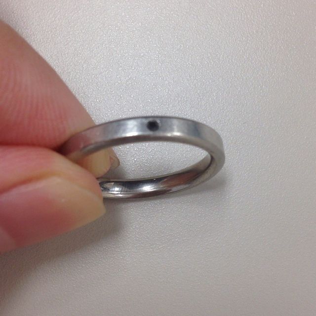 【俄(にわか)の口コミ】 シンプルなデザインの中に黒ダイヤが一つ埋め込まれており、格好良いアク…