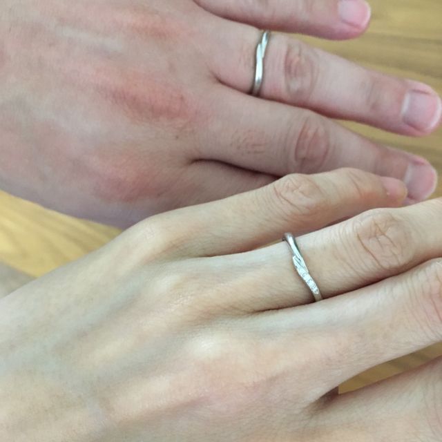 【バーニーズニューヨーク(BARNEYS NEW YORK)の口コミ】 シンプルで、かつ指に映えるようなデザインの指輪を探しており、控えめな…