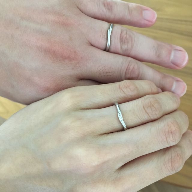 【バーニーズニューヨーク(BARNEYS NEW YORK)の口コミ】 シンプルで、かつ指に映えるようなデザインの指輪を探しており、控えめな…