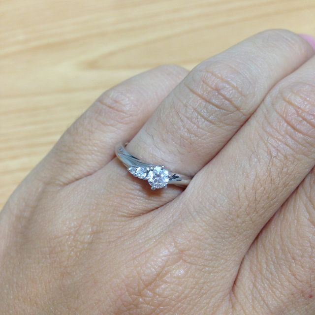 【銀座ダイヤモンドシライシの口コミ】 指が短いのがコンプレックスだった私。
他のお店の指輪もいろいろ見ました…