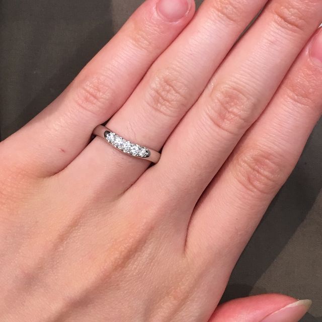 【ROYAL ASSCHER(ロイヤル・アッシャー)の口コミ】 指輪の幅が広いので、年齢を重ねたとしても綺麗につけこなせると思いまし…