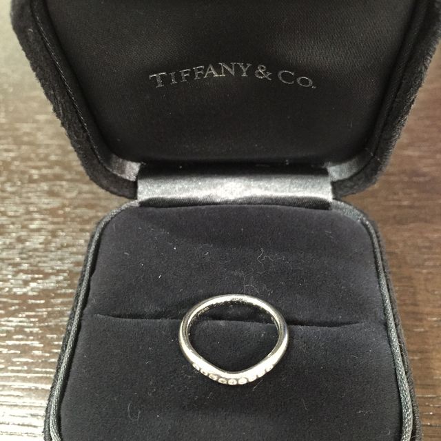 【ティファニー(Tiffany & Co.)の口コミ】 こちらの指輪のデザインは、真ん中の部分がゆるくカーブしているので、婚…