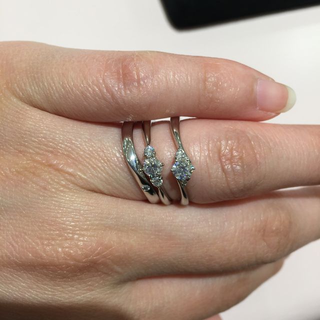 【TRECENTI(トレセンテ)の口コミ】 婚約指輪は、ちょっとゴージャスにダイヤモンドが3つ並んでいるものにしま…