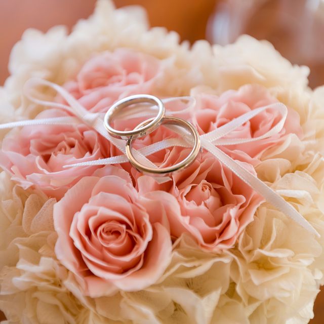 【ラザール ダイヤモンド(LAZARE DIAMOND)の口コミ】 シンプルですがミル打ちがしてあり、とても細やかなデザインとはめた時、…