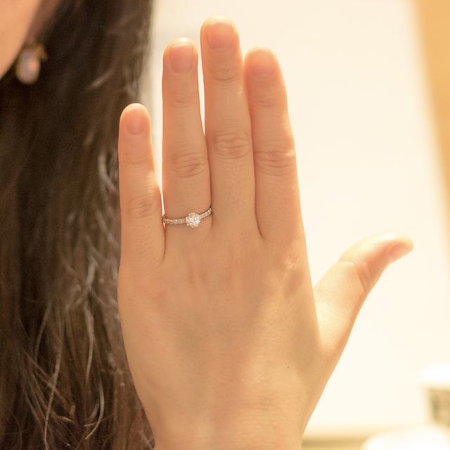 【JEWELRY  KAMATA(ジュエリーかまた)の口コミ】 婚約指輪らしいデザインのハーフエタニティリングです。
センターストーン…