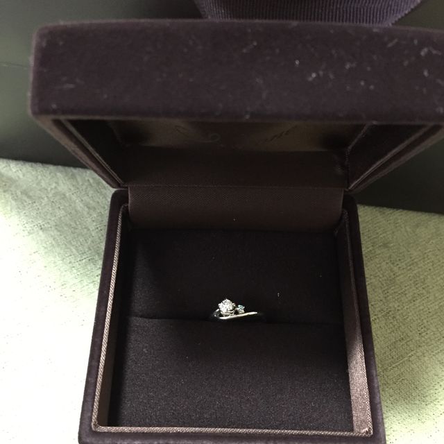 【I's stone(アイズストーン)の口コミ】 指輪の台座が花形になっており、とても女の子らしくて一目ぼれしました。…