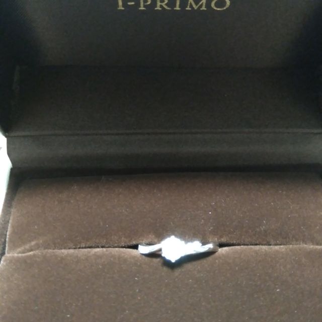 【アイプリモ(I-PRIMO)の口コミ】 変わったデザインであったこと、
つける方向で見え方が違うことで決めまし…