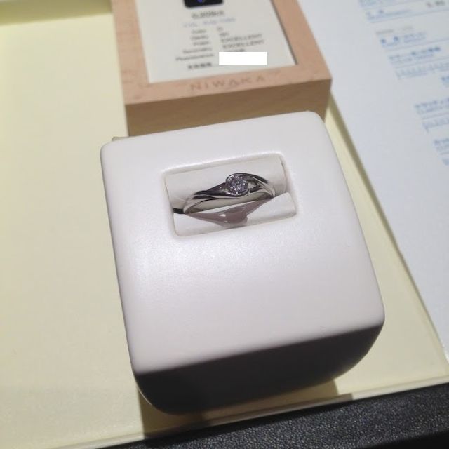 【俄(にわか)の口コミ】 指が太いため、細く見えるV字か波型のものを探していました。
そこで、最…