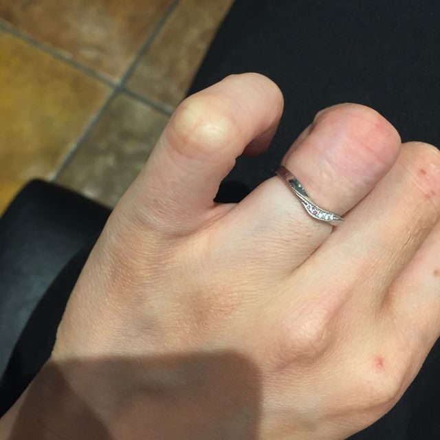 【Ginza Rim(銀座リム)の口コミ】 婚約指輪が、ピンクダイヤモンド入りで、V型でした。これと一緒にはめたか…