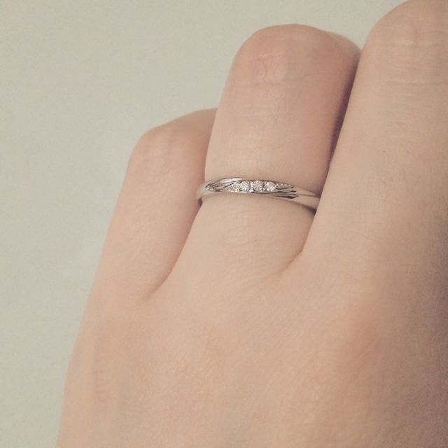 【アイプリモ(I-PRIMO)の口コミ】 値段と、デザインのシンプルさ、可愛さです。斜めのラインに、ダイヤが３…