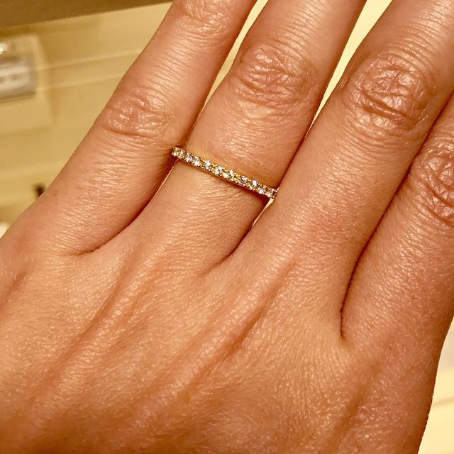 【ギンザタナカブライダル(GINZA TANAKA BRIDAL)の口コミ】 全体にダイヤモンドが付いているデザインで、細めのデザインなので、華奢…