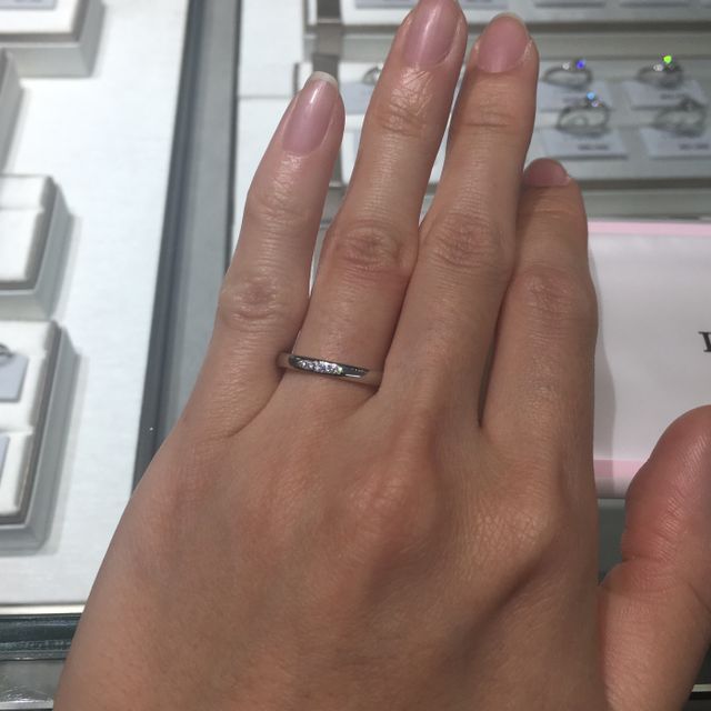 【アイプリモ(I-PRIMO)の口コミ】 ストレートタイプのリングで婚約指輪との重ね付けもしやすい感じでした。
…