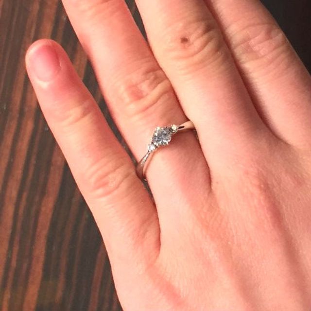【Mariage ent(マリアージュエント)の口コミ】 中央にある大きめのダイヤモンドが非常にキレイだったのが決め手です。ま…