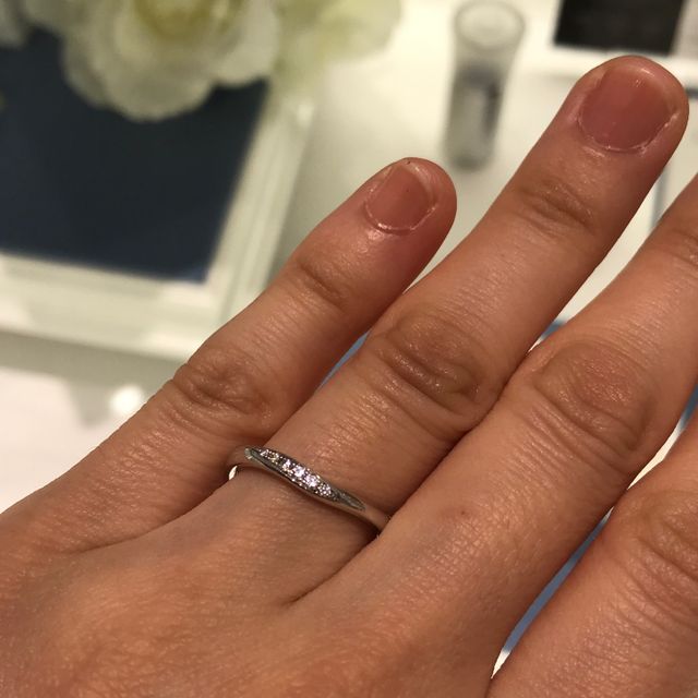 【4℃ BRIDAL(ヨンドシーブライダル)の口コミ】 あまりウェーブ感の無いウェーブデザインと、直線的なシャープさを感じるV…