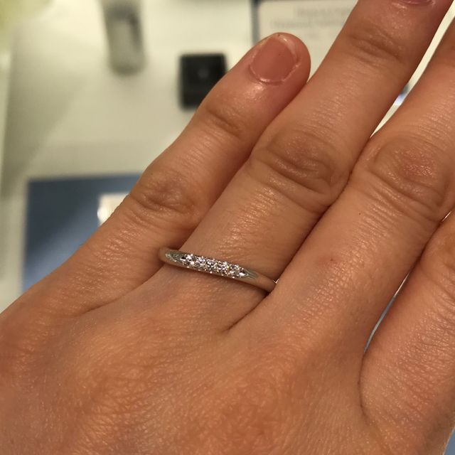 【4℃ BRIDAL(ヨンドシーブライダル)の口コミ】 あまりウェーブ感の無いウェーブデザインと、直線的なシャープさを感じるV…