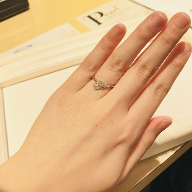 【JEWELRY  KAMATA(ジュエリーかまた)の口コミ】 花と葉のような特徴的なデザインです。大小6粒のダイヤモンドがあしらわれ…