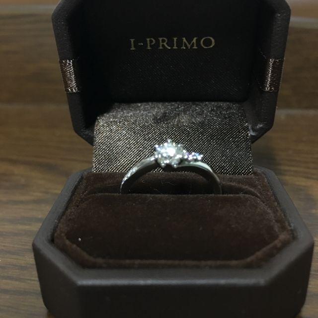 【アイプリモ(I-PRIMO)の口コミ】 リングに埋め込まれたきめ細かいダイヤが、指に付けた瞬間流れるように美…