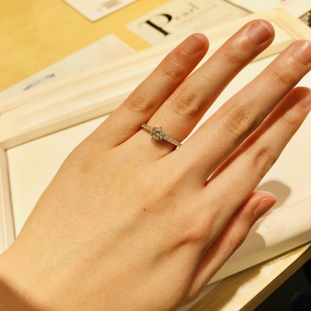 【JEWELRY  KAMATA(ジュエリーかまた)の口コミ】 真ん中の大きなダイヤモンドのサイドにも、小さなダイヤモンドがたくさん…