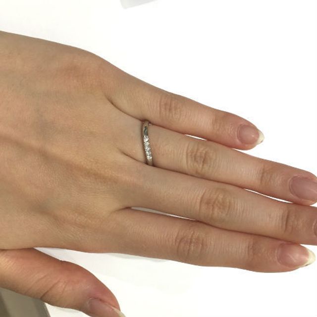 【4℃ BRIDAL(ヨンドシーブライダル)の口コミ】 まずすっきりとしたデザインが上品だと感じました。そして実際に試着した…