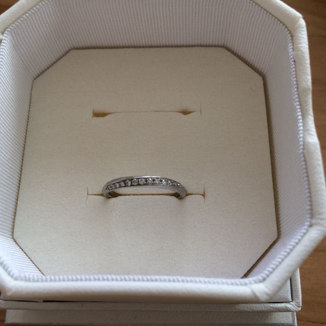 【4℃ BRIDAL(ヨンドシーブライダル)の口コミ】 シンプルだけど、ダイヤがあるのでほんの少しの特別感があります。
婚約指…
