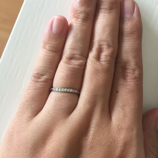 【4℃ BRIDAL(ヨンドシーブライダル)の口コミ】 細かいダイヤがライン状に散りばめられていて、どの角度から見てもキラキ…