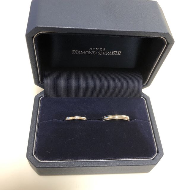 【銀座ダイヤモンドシライシの口コミ】 シンプルなストレートタイプの指輪を探していました。
ただ若干彼と自分と…