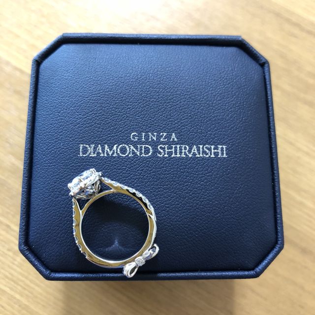 【銀座ダイヤモンドシライシの口コミ】 婚約指輪のデザインをセミオーダーできたことが最大の決め手でした。ダイ…
