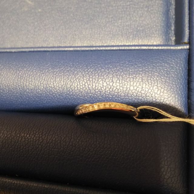 【銀座ダイヤモンドシライシの口コミ】 ウェーブのリングで、ダイヤモンドがはっきり見えてとてもきれいです。
指…