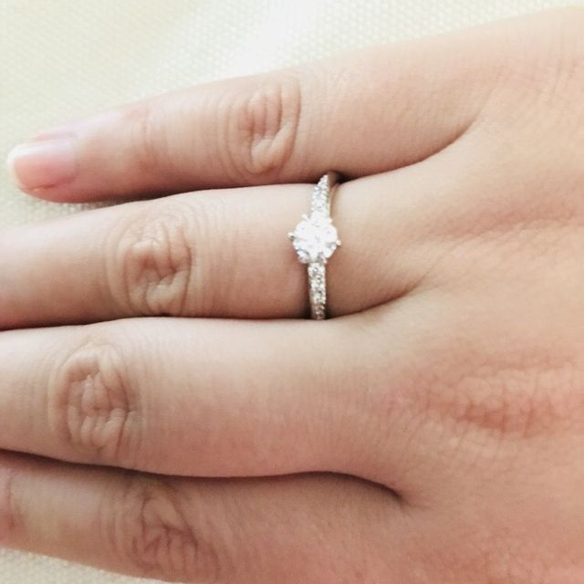 【銀座ダイヤモンドシライシの口コミ】 気になったデザインをすべて試着してみて、この指輪がとても気に入りまし…