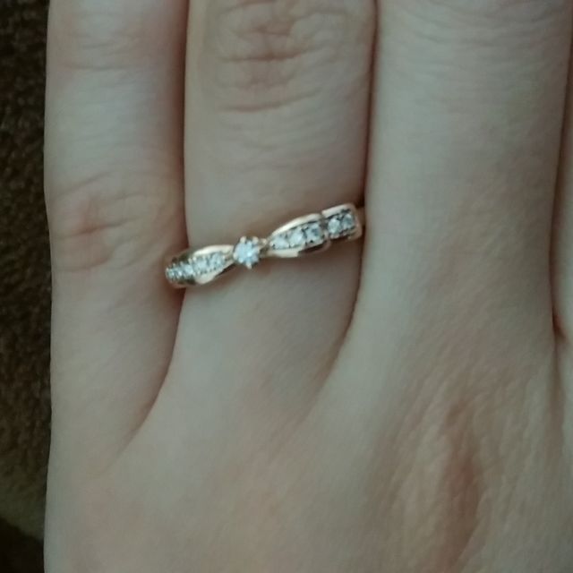 【4℃ BRIDAL(ヨンドシーブライダル)の口コミ】 肌色が黒めなのでシルバーやプラチナよりもピンクゴールドの方が似合うと…