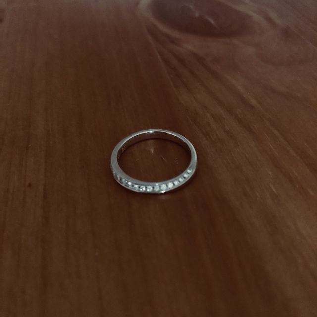【アイプリモ(I-PRIMO)の口コミ】 比較的細めで、シルバーの指輪を探していました。
曲線が斜めのデザインで…
