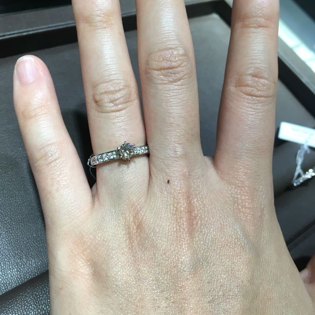 【アイプリモ(I-PRIMO)の口コミ】 シンプルかつ華やかなものが良かったのでメレダイヤがたくさん並んでいる…