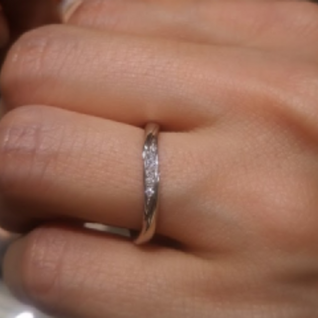 【BELLE BLANCHE(ベルブランシュ)の口コミ】 ウェーブラインが素敵な指輪でした。ダイヤがウェーブラインに沿って数粒…