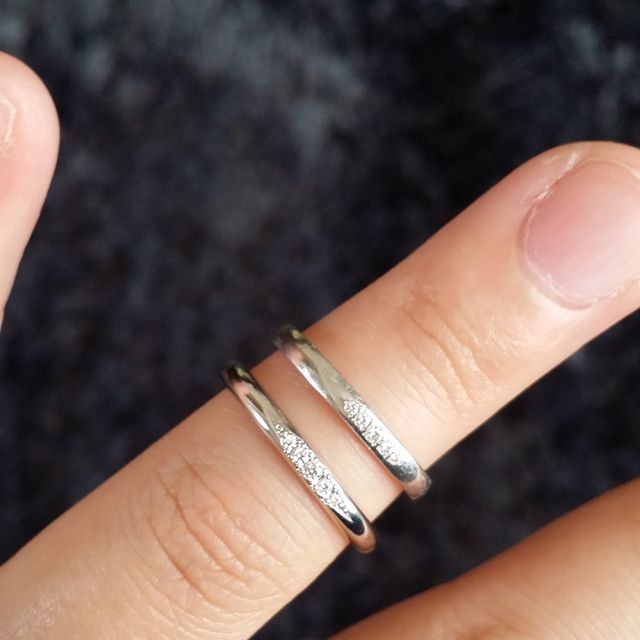 【銀座ダイヤモンドシライシの口コミ】 　当初、《シンプル》《石なし》を念頭に置き、指輪探しに向かいました。
…