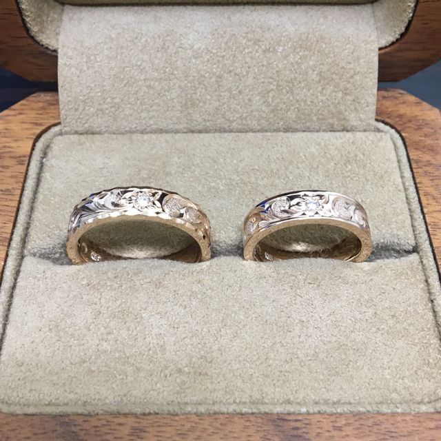 【Makana(マカナ)の口コミ】 手彫りデザインの種類が豊富でどれにしようか迷いましたが、お花と波模様…