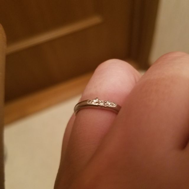 【銀座ダイヤモンドシライシの口コミ】 ダイヤモンドの付き方です。まっすぐ付いているよりも可愛かったのでデザ…