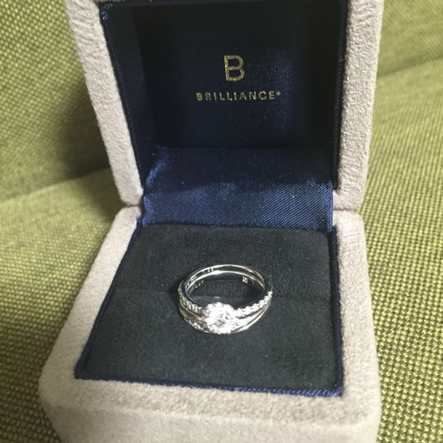 【BRILLIANCE+(ブリリアンスプラス)の口コミ】 婚約指輪と結婚指輪が別にセットではないけど、うまく重なる感じになった…