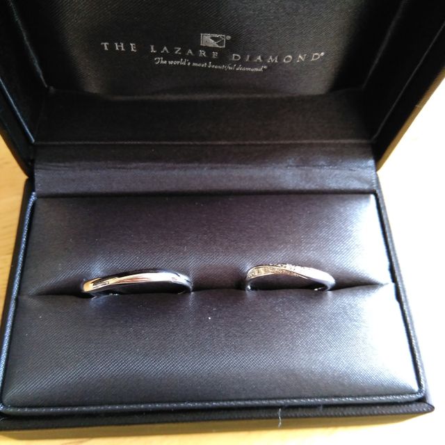 【ラザール ダイヤモンド(LAZARE DIAMOND)の口コミ】 付けたとき右上がりの曲線で指が長く綺麗に見えること、そしてリングの正…