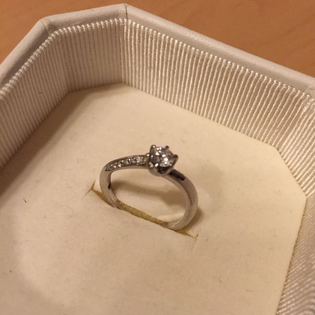 【4℃ BRIDAL(ヨンドシーブライダル)の口コミ】 派手すぎず、シンプルで且つ飽きの来ないデザインに非常に惹かれました。…